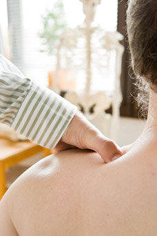 Fasziendistorsionsmodell Osteopathie Behandlung bei Nackenverspannung