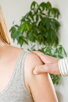 Osteopathie Fasziendistorsionsmodell Behandlung bei Armschmerzen
